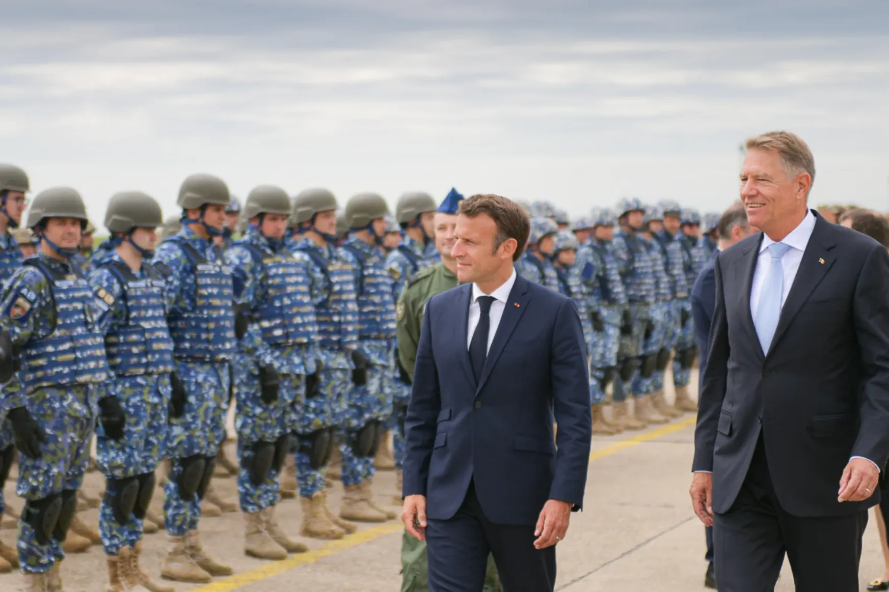 Macron Romániában: Csak Ukrajna fegyveres győzelme, vagy az Oroszországgal való kiegyezése vezethet ki a háborúból