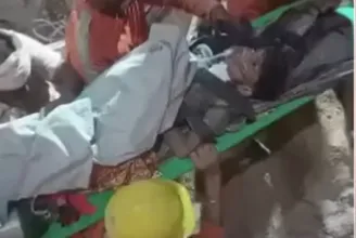 Négy nap után élve kimentettek egy kútba esett tízéves kisfiút Indiában