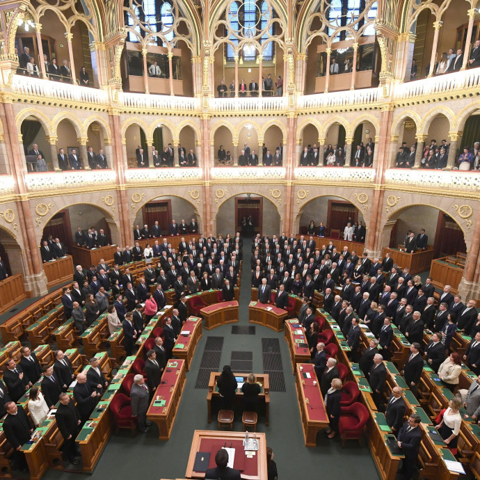 Pénzügyi szakadék felé tart az ellenzék régebbi része