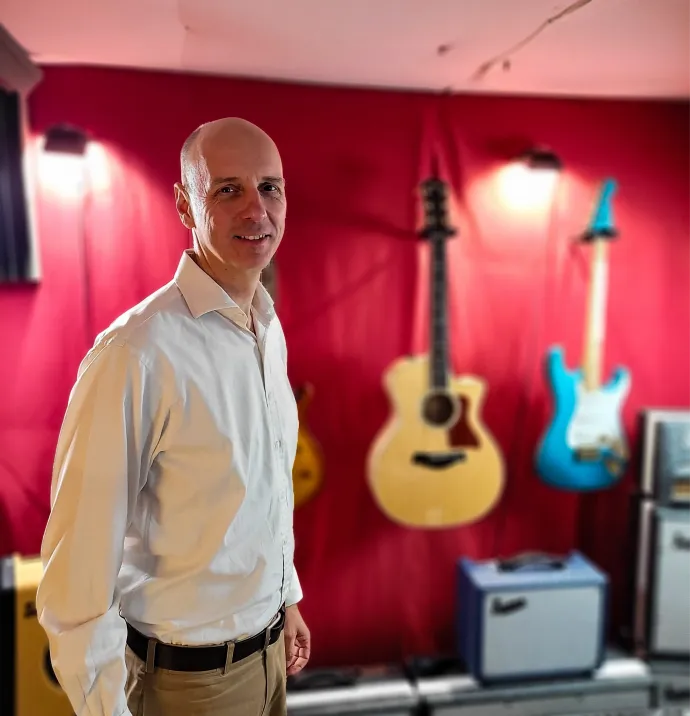 Tízmilliót raktunk bele, ebből kilenc elment gitárra