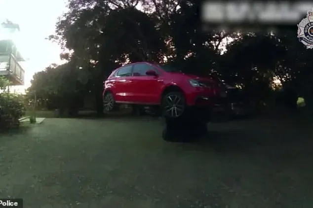 Targoncával akadályozta meg egy ausztrál férfi, hogy ellopják az autóját