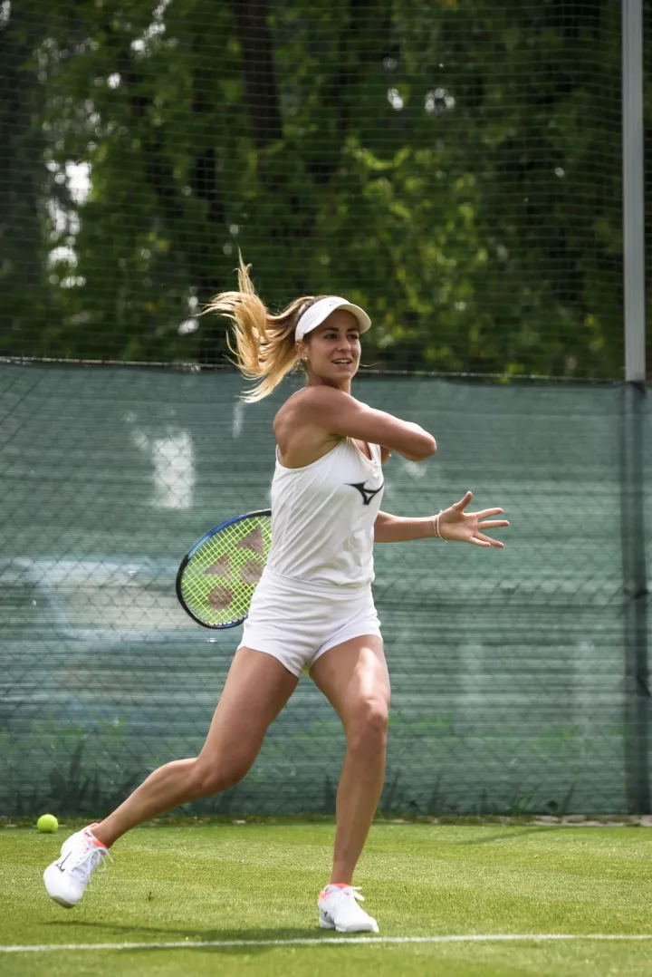 Bondár Anna füvön gyakorol Wimbledonra – Fotó: MTSZ