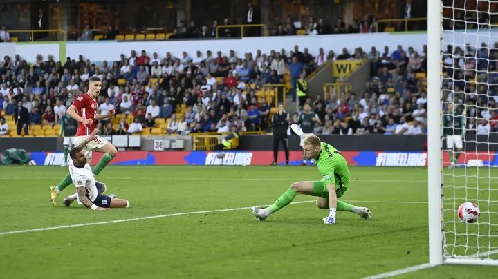 Sallai Roland gólt rúg az Anglia–Magyarország mérkőzésen – Fotó: Toby Melville / Reuters