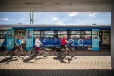Büfé- és bisztrókocsikkal és még több bicikliszállító kocsival áll át a nyári menetrendre a MÁV