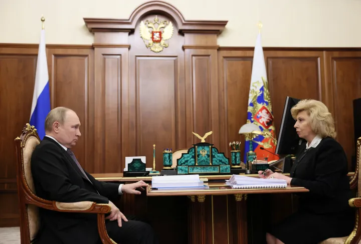 Vlagyimir Putyin orosz elnök 2022. június 6-án Tatjana Moszkalkova emberi jogi biztossal találkozik a Kremlben – Fotó: Mikhail Metzel / Sputnik / Reuters