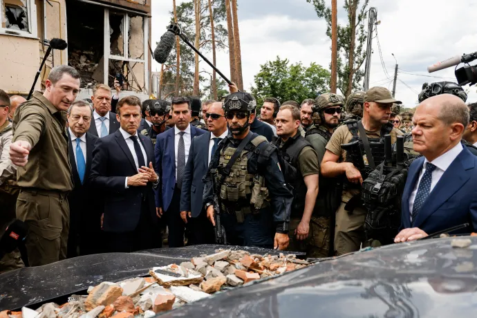 Európai vezetők egy szétlőtt irpinyi ház előtti el nem takarított romokat tekintenek meg Fotó: Ludovic Marin / AFP