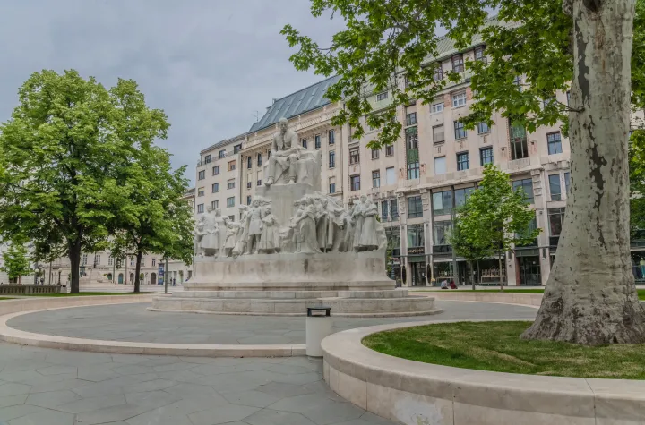 Vörösmarty Mihály emlékműve Budapesten, az V. kerületi felújított Vörösmarty téren – Fotó: Faludi Imre / MTI
