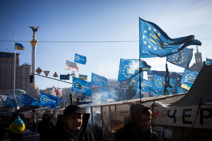 Uniós zászlók 2014. január 30-án a kijevi Majdanon zajló tüntetésen – Fotó: Emeric Fohlen / NurPhoto via AFP