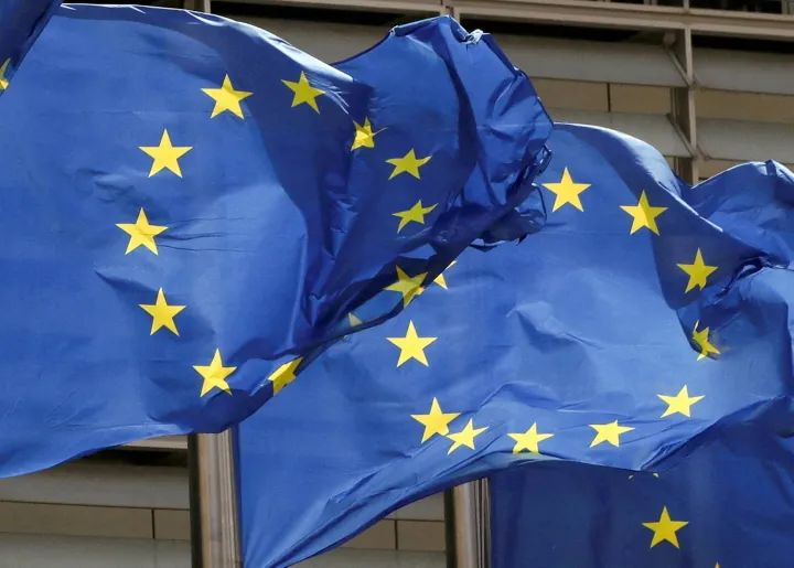 Uniós zászlók lobognak az Európai Bizottság brüsszeli épülete előtt – Fotó: Yves Herman / Reuters
