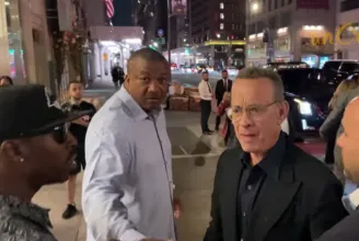 Tom Hanks rajongókkal ordibált, miután miattuk megbotlott felesége