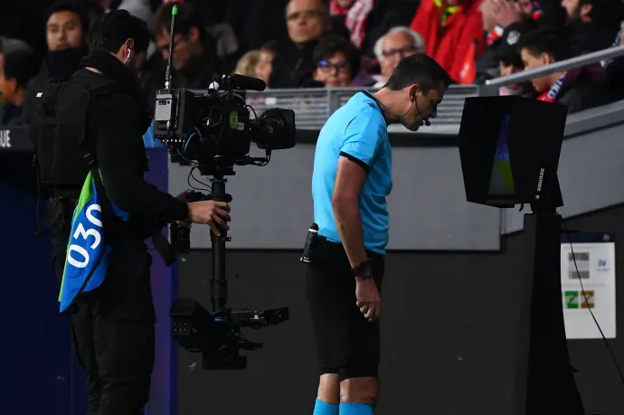 Kassai a monitor előtt az utolsó BL-meccsén, az Atletico stadionjában – Fotó: Gabriel Bouys / AFP