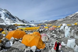 Olvad a gleccser az Everesten, el kell költöztetni az alaptábort