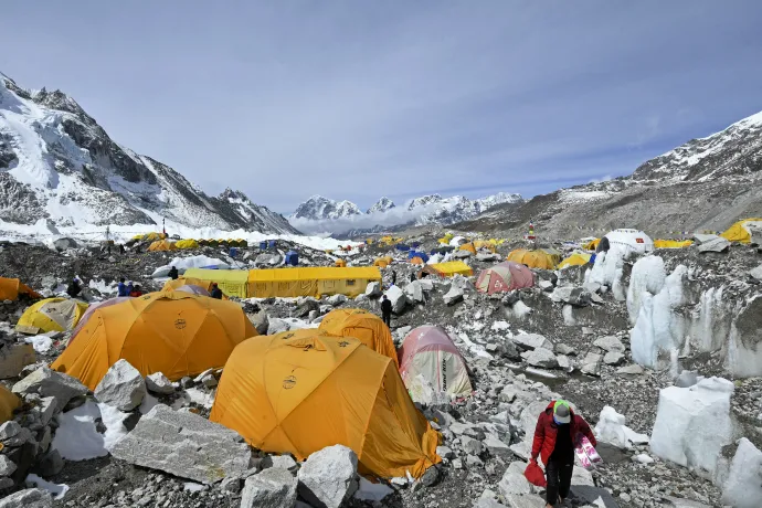 Hegymászók sátrai a Mount Everest alaptáborában, 2021. májusban – Fotó: Prakash Mathema / AFP 