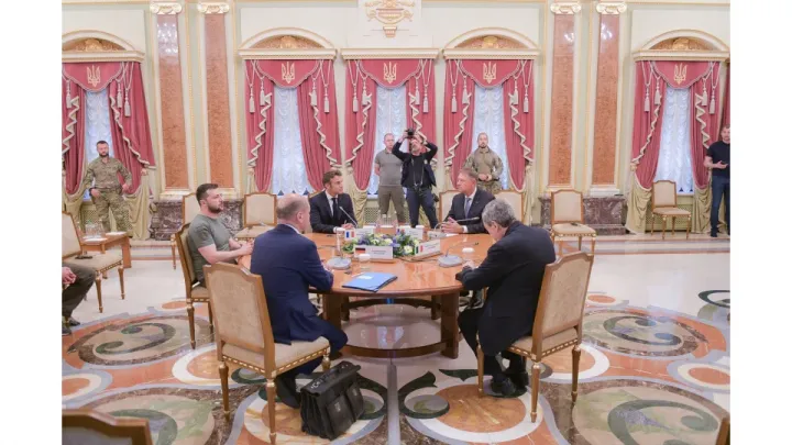Az állam- és kormányfők a tárgyalóasztalnál – Fotó: presidency.ro