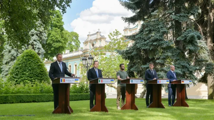 A kijevi látogatók sajtótájékoztatót tartanak – Fotó: presidency.ro