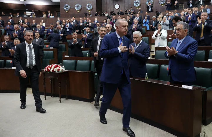 Erdoğant megtapsolják pártjának tagjai a török parlament ülésén, 2022. május 18-án, amikor az elnök azzal fenyegetőzött, hogy megakadályozza Finnország és Svédország NATO-csatlakozását – Fotó: Adem Altan / AFP
