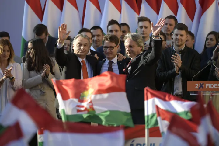 Orbán Viktor, Cser-Palkovics András és Vargha Tamás a Fidesz központi kampányzáró rendezvényén Székesfehérváron 2018. április 6-án – Fotó: Szigetváry Zsolt / MTI