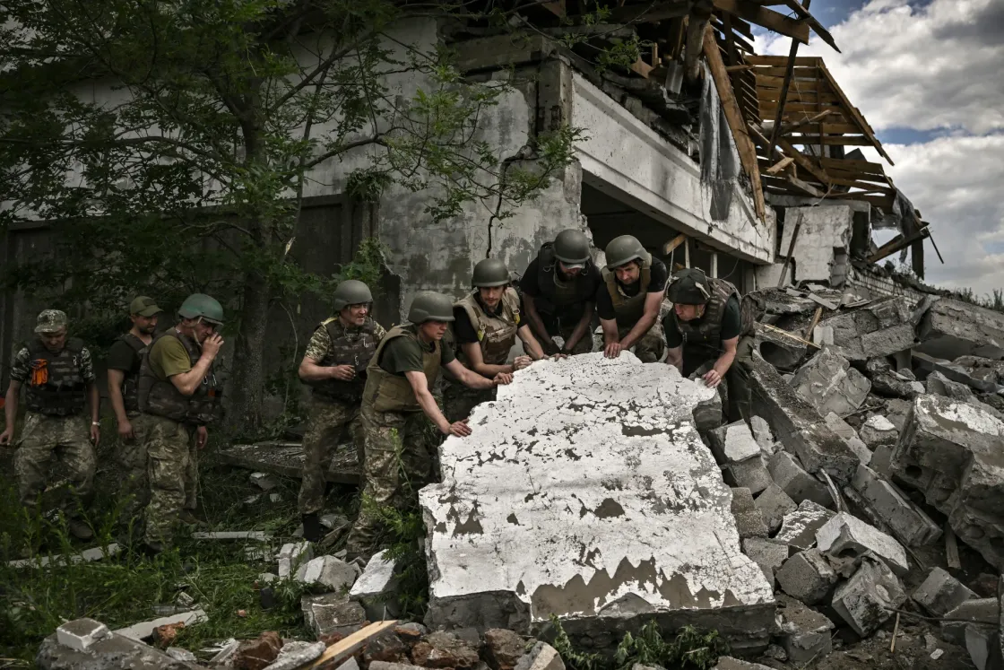 Tátongó bombatölcsér, Zelenszkijjel smároló Putyin és mindenütt romok – a háború 114. napja képekben