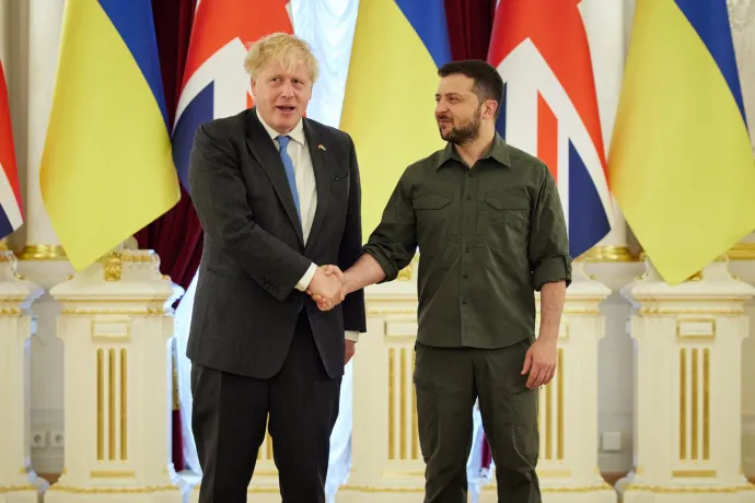 Boris Johnson brit miniszterlenök és Volodimir Zelenszkij ukrán elnök Kijevben – Fotó: Str / AFP or licensors