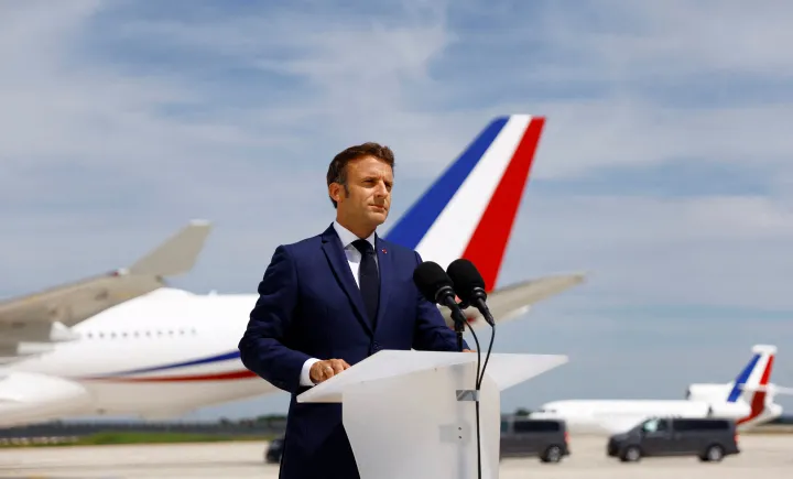 Macron egy drámai beszéddel jelentkezett az Orly repülőtérről – Fotó: Gonzalo Fuentes/AFP