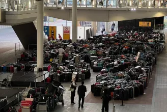 Bőröndhegyek tornyosulnak a Heathrow-n, London legnagyobb repterén