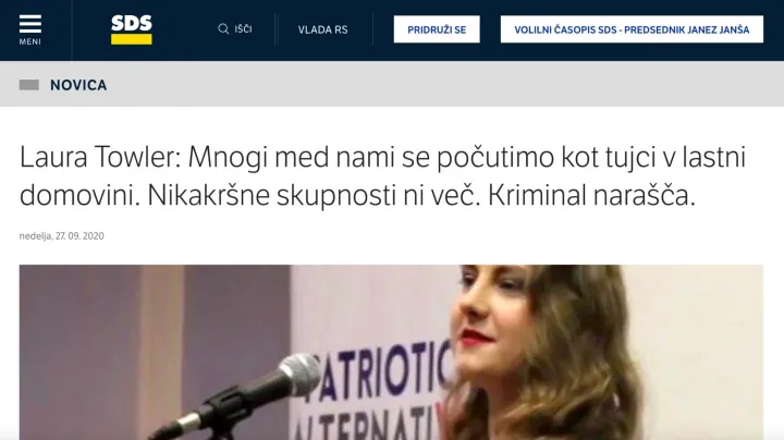 Képernyőkép a Patriotic Alternative vezető szélsőjobboldali aktivistájával&#8239;2020 szeptemberében készült interjúról, amelyet az SDS párt hivatalos weboldala is megjelentetett. Ebben az időben a párt vezetője, Janez Janša volt Szlovénia miniszterelnöke.
