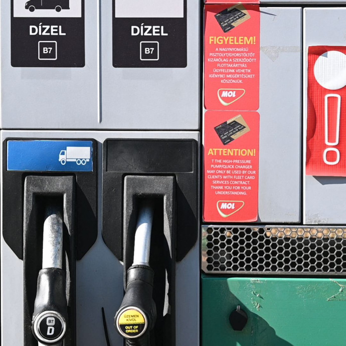 5 hónap alatt 42 milliárdot bukott az állam azon, hogy hatósági árassá tette az üzemanyagot