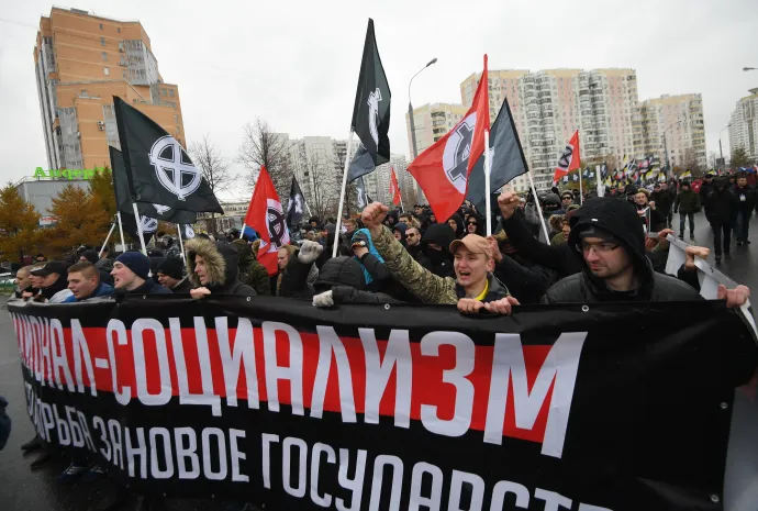 A szélsőjobboldali "Orosz menet" résztvevői 2016. november 4-én, Moszkvában – Fotó: Mikhail Voskresenskiy / Sputnik via AFP