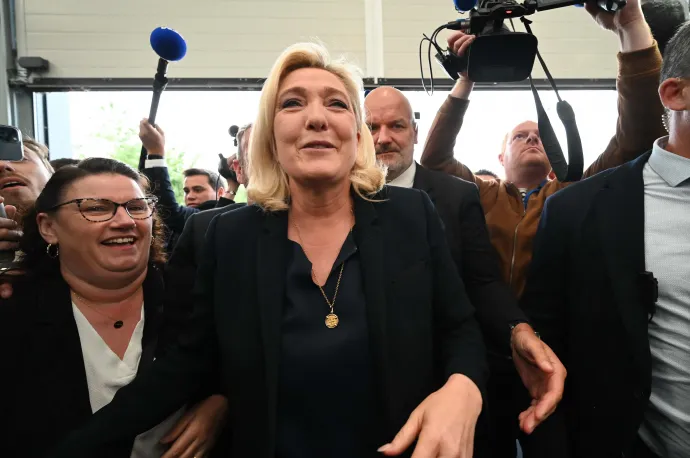 Marine Le Pen érkezik megtartani a beszédét a nemzetgyűlési választások második fordulójának estéjén 2022. június 19-én – Fotó: Denis Charlet / AFP