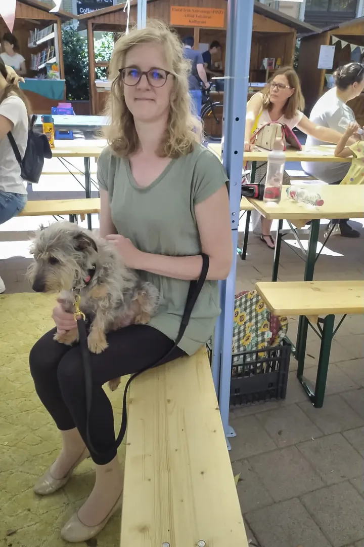 Lengyel Emese meseterapeuta Gordon nevű terápiás kutyájával – Fotó: Keresztes Bence / Telex