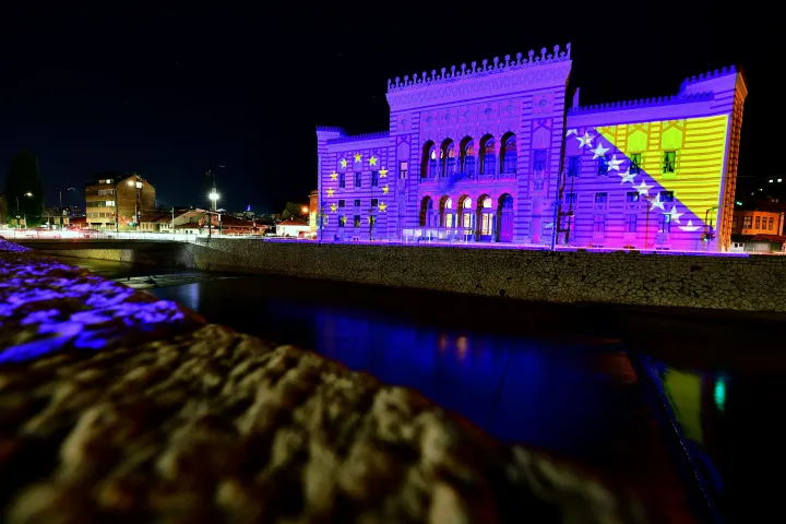 A szarajevói városháza az Európai Unió és Bosznia-Hercegovina zászlóinak színeiben az Európa-nap alkalmából 2021. május 9-én – Elvis Barukcic / AFP
