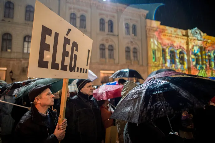 A fizetésemelést nem tudják összedobni, de több pécsi vállalkozás segíti a város tanárait