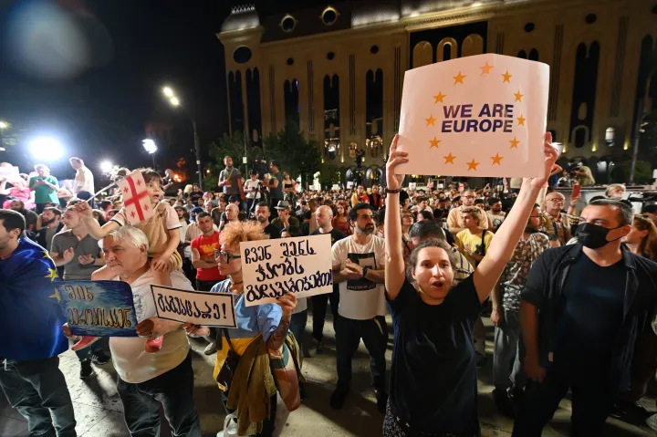 Grúz tüntetők hétfő este Tbilisziben – Fotó: Vano Shlamov / AFP