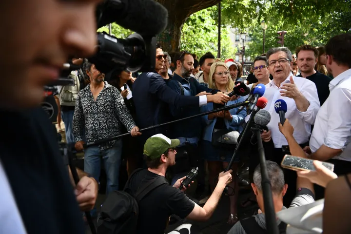 Jean-Luc Mélenchon sajtótájékoztatót tart, két nappal a franciaországi törvényhozási választások második fordulója előtt Párizsban 2022. június 17-én – Fotó: Christophe Archambault / AFP