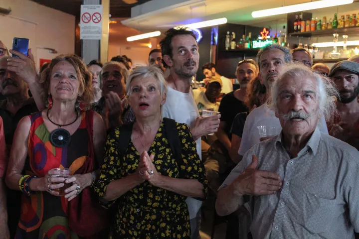 A NUPES aktivistái, képviselői és legyőzött jelöltjei egy bárban gyűlnek össze, hogy kövessék a törvényhozási választások második fordulójának eredményhirdetését, 2022. június 19-én – Fotó: Pablo Tupin / Hans Lucas / AFP
