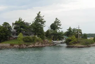 Mit keres egy magyar zászló egy kanadai házat az amerikai szigetével összekötő hídon?
