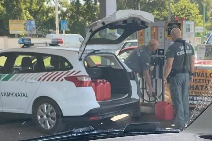 Elmagyarázta a NAV, miért tankolnak kannákba a vámosok a benzinkúton