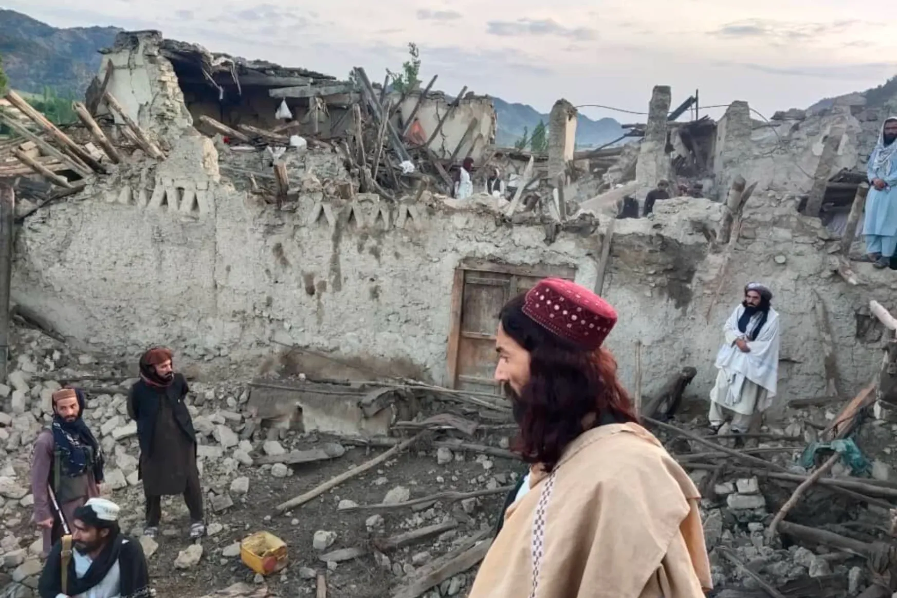 Csaknem ezer halottja van a hajnali afganisztáni földrengésnek