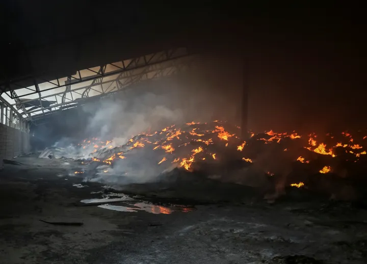 Vetőmagok égnek egy gabonasilóban a Donyeck régióban, Ukrajnában, 2022. május 31-én – Fotó: Serhii Nuzhnenko / Reuters
