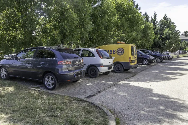 Vizsgáztatásra várakozó autók – Fotó: Macsuga János / Alapjárat