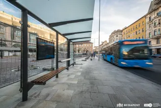 Átadták az új buszmegállókat a Blaha Lujza téren