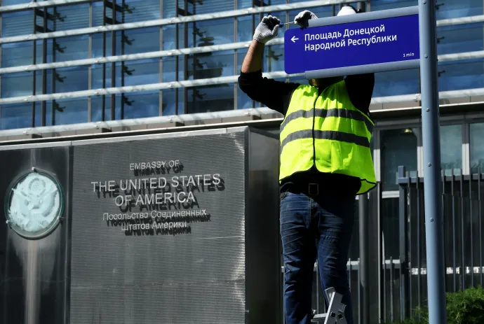 "Donyecki Népköztársaság tér" feliratú táblát helyeznek el az Egyesült Államok moszkvai nagykövetsége előtt 2022. június 22-én – Fotó: Alekszej Kudenko / Szputnyik via AFP