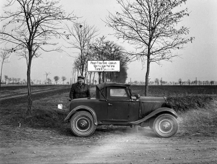 Személyautó a Hatvan és Tura közötti országúton, Heves és Pest-Pilis-Solt-Kiskun vármegye határánál 1943-ban – Fotó: Lissák Tivadar / Fortepan