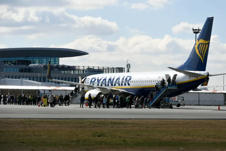 Utasok szállnak fel az ír fapados Ryanair légitársaság repülőgépére a Liszt Ferenc Nemzetközi Repülőtér 2-es terminálján – Fotó: Koszticsák Szilárd / MTI