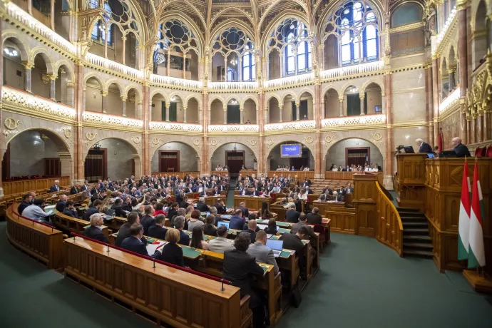 Szavaznak a képviselők az Országgyűlés plenáris ülésén 2022. június 14-én – Fotó: Balogh Zoltán / MTI