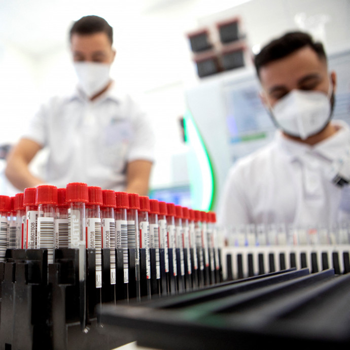 Húszmilliárdos extraprofitot hozott, hogy a kormány félig a lakosságra tolta a tesztelés költségét