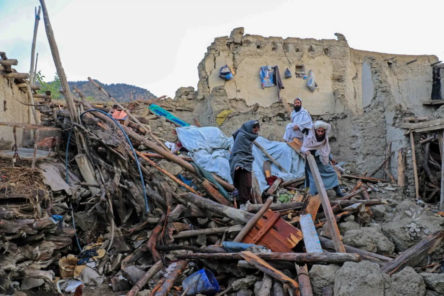Afganisztáni földrengés: akadozik a mentés, miközben meghaladta az ezret a halottak száma