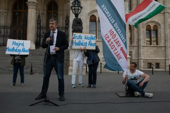 Korlátoznák Hadházy Ákos jogait, amíg nem teszi le a képviselői esküt