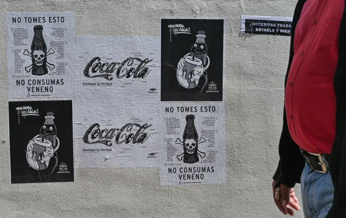 Coca-Cola-ellenes kampányplakátok Chiapasban 2022 januárjában – Fotó: Artur Widak / NurPhoto / AFP