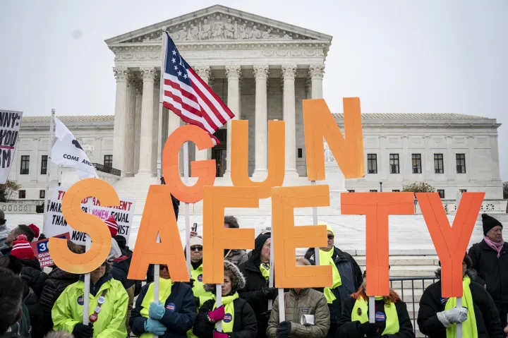 Fegyvertartás szigorításáért tüntetők az amerikai Legfelsőbb Bíróság épülete előtt 2019. december 2-án – Fotó: Drew Angerer / Getty Images via AFP